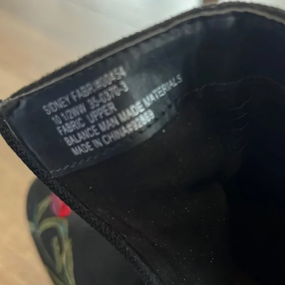 10.5 wide comfort view embroidered black boots.  Brand new in the box,beautiful. - Picture 4 of 4